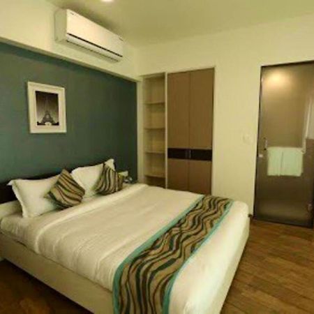 7 Star Weekend Studio At Rajhans Belliza By Global Hospitality Surat Esterno foto