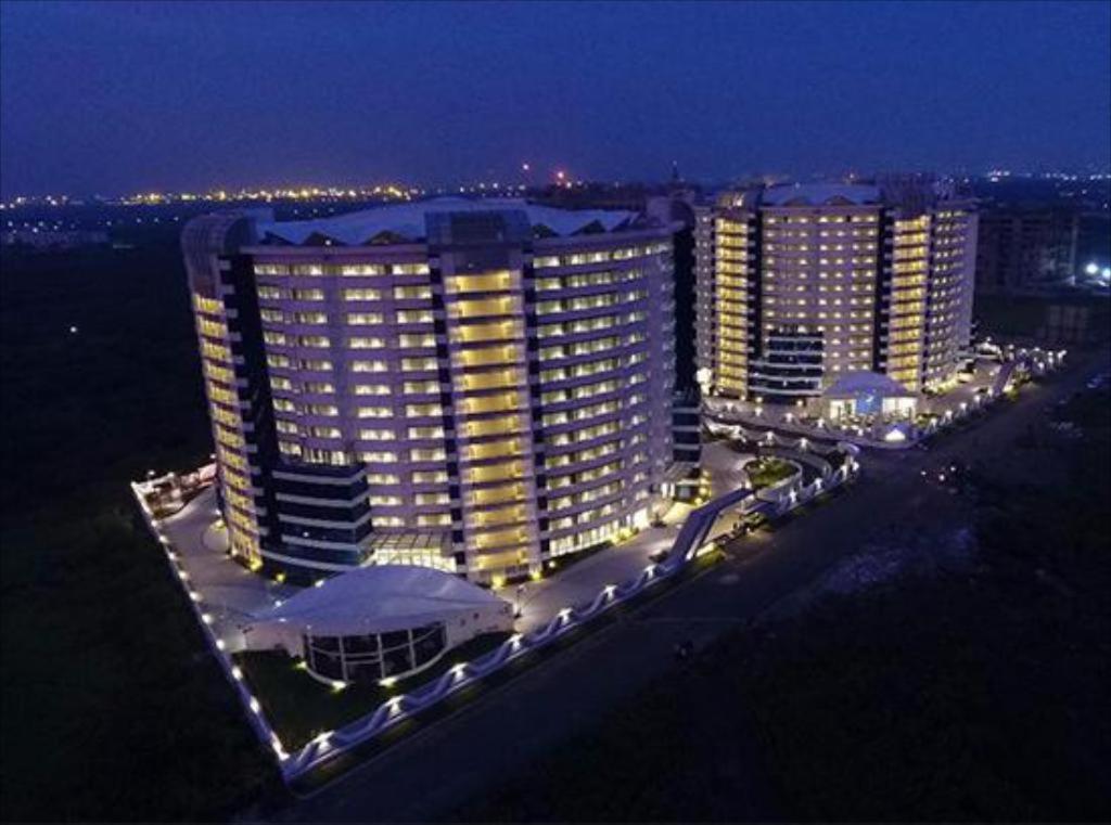 7 Star Weekend Studio At Rajhans Belliza By Global Hospitality Surat Esterno foto