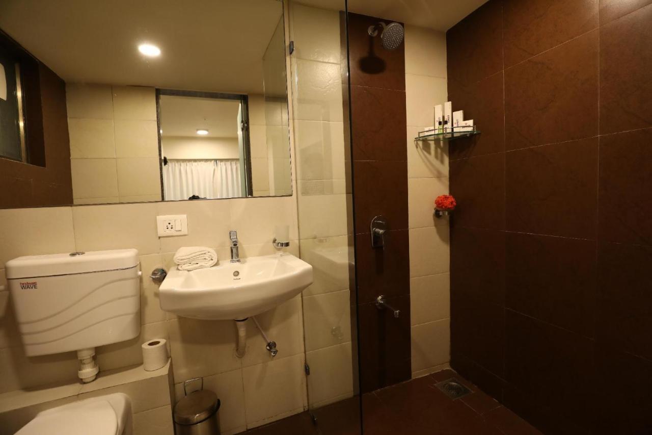 7 Star Weekend Studio At Rajhans Belliza By Global Hospitality Surat Esterno foto