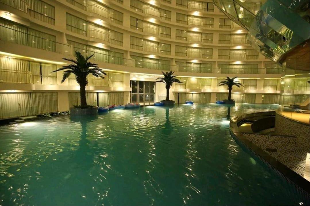 7 Star Weekend Studio At Rajhans Belliza By Global Hospitality Surat Esterno foto