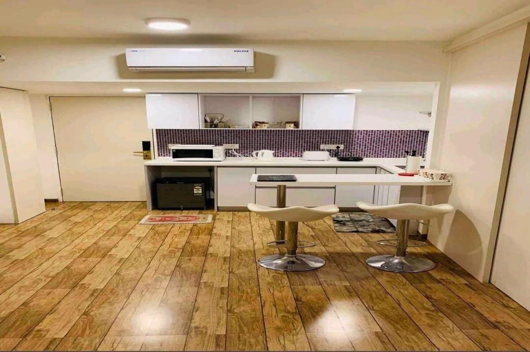 7 Star Weekend Studio At Rajhans Belliza By Global Hospitality Surat Esterno foto