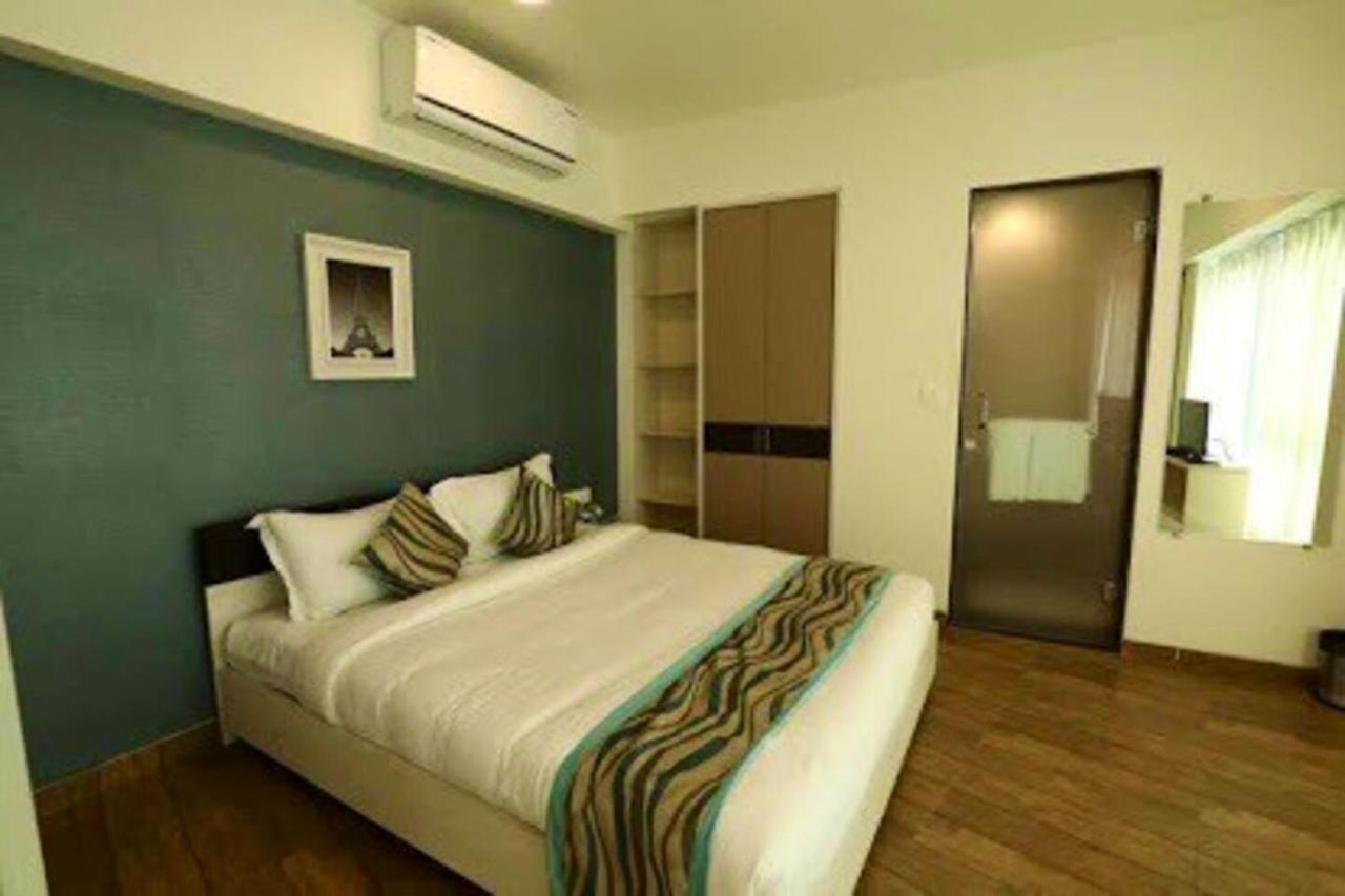 7 Star Weekend Studio At Rajhans Belliza By Global Hospitality Surat Esterno foto