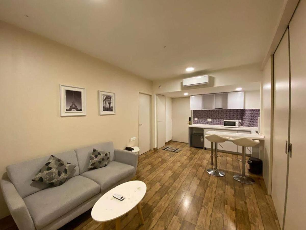 7 Star Weekend Studio At Rajhans Belliza By Global Hospitality Surat Esterno foto