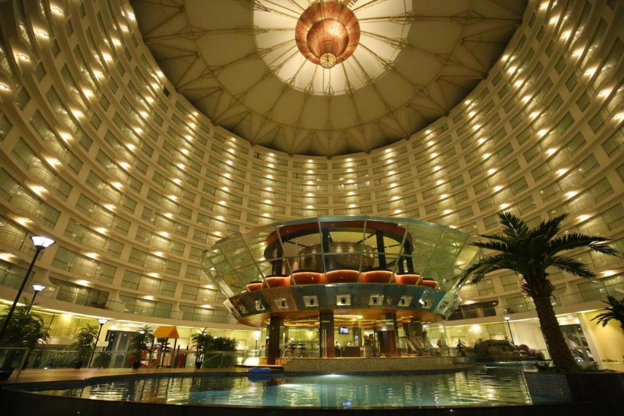 7 Star Weekend Studio At Rajhans Belliza By Global Hospitality Surat Esterno foto